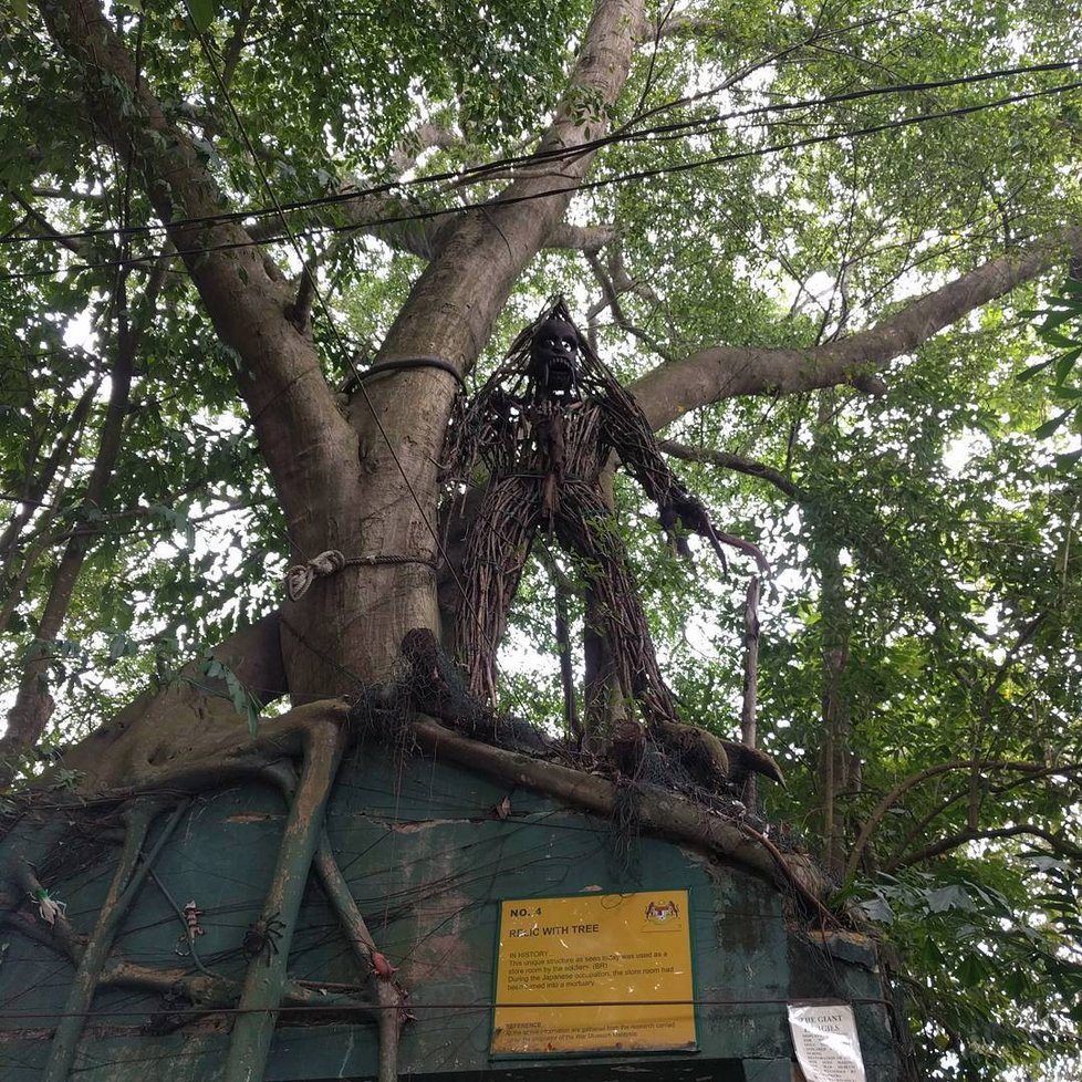 Válečné muzeum Ghost Hill, Penang, Malajsie. Je označováno za nejstrašidelnější místo v Asii. Bylo postaveno jako obranná pevnost ve třicátých letech minulého století a používali ho Britové do roku 1941. Prý se tu potuluje duch japonského důstojníka.