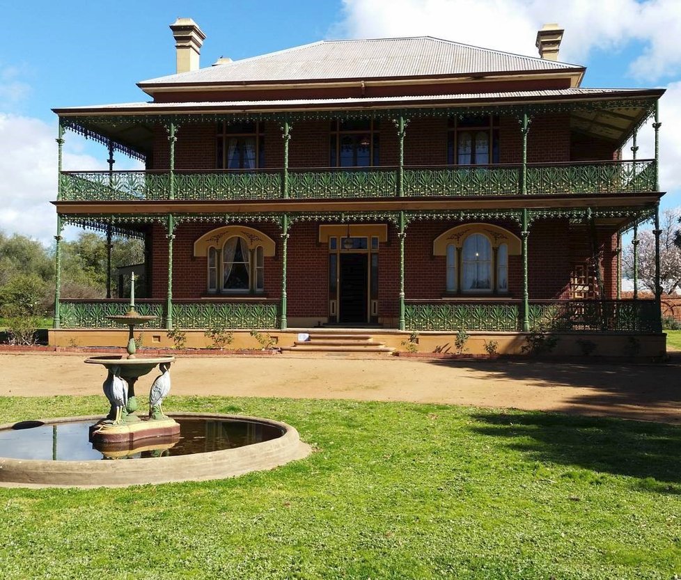 Monte Cristo Homestead, Nový Jižní Wales, Austrálie. Tahle strašidelná stavba zažila mnoho děsivých událostí. Jakmile vstoupíte, ucítíte to. Prý zde bylo dítě shozeno nadpřirozenými silami či muž byl přehozen přes balkon.