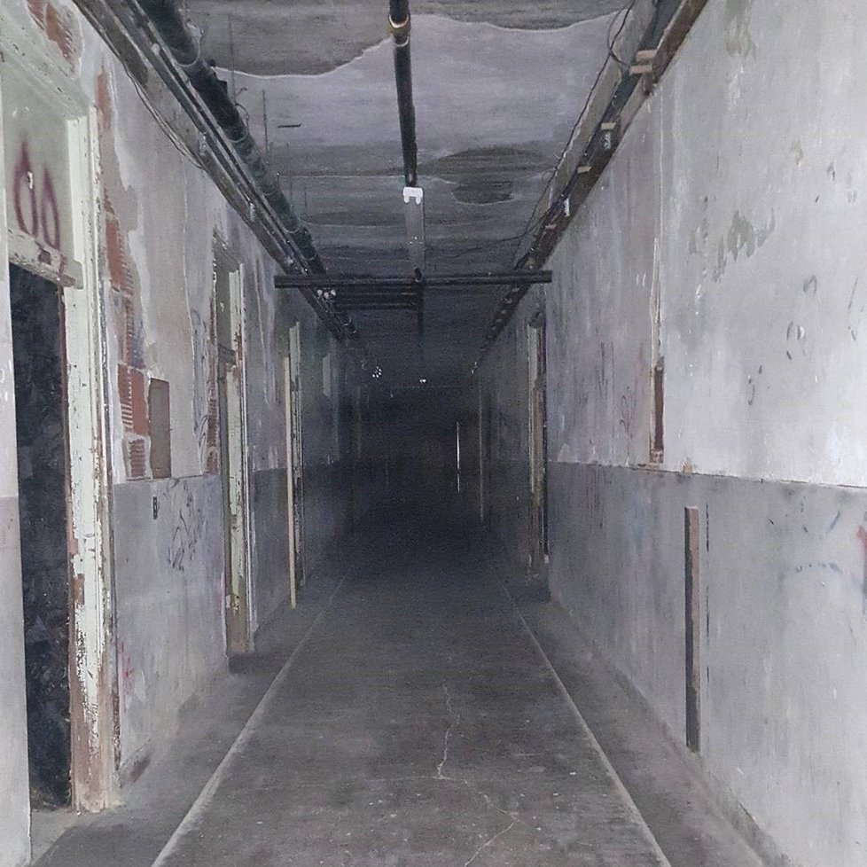 Sanatorium Waverley Hills, Kentucky, USA. Když Ameriku sužovala tuberkulóza, byla zde vybudována nemocnice. Mrtvá těla vypouštěli po skluzavce do podzemí kopce. Existují informace o zjevování tajemné staré ženy, která krvácí z nohou a rukou.