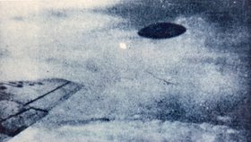 Tenhle snímek UFO pořídil údajně cestující v letadle nad městem Mexico city, současně s výpadkem elektrické energie ve městě, rok 1950.