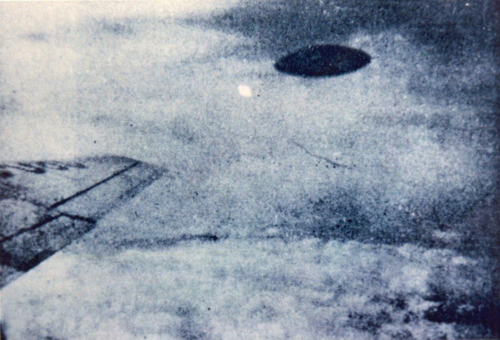 Tenhle snímek UFO pořídil údajně cestující v letadle nad městem Mexico city, současně s výpadkem elektrické energie ve městě, rok 1950