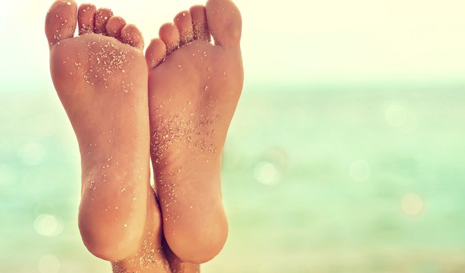 Jak se zbavit prasklin a tvrdé kůže na patách? Přečtěte si, jak mít zdravá chodidla!