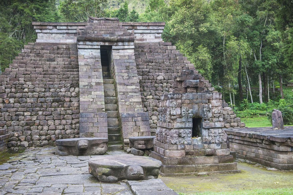 Candi Sukuh: Pyramidy je obklopená postavami v životní velikosti. Chrám se zcela liší od ostatních jávských hinduistických a buddhistických chrámů a  je velmi podobný těm mayským. Najdete na něm i erotické prvky, zejména prvky kultu plodnosti.