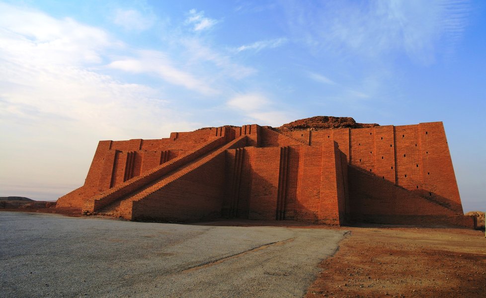 Zikkurat Ur: Masivní pyramidové schodiště o rozměrech 64 x 46 metrů, které leží v Iráku. Nejlépe zachovalý komplex od doby Sumerů.