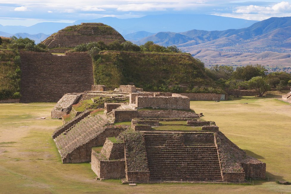 Monte Alban: Je velké a slavnostní centrum, které se nachází uprostřed údolí Oaxaca v jižním Mexiku, asi 9 kilometrů od města Oaxaca.