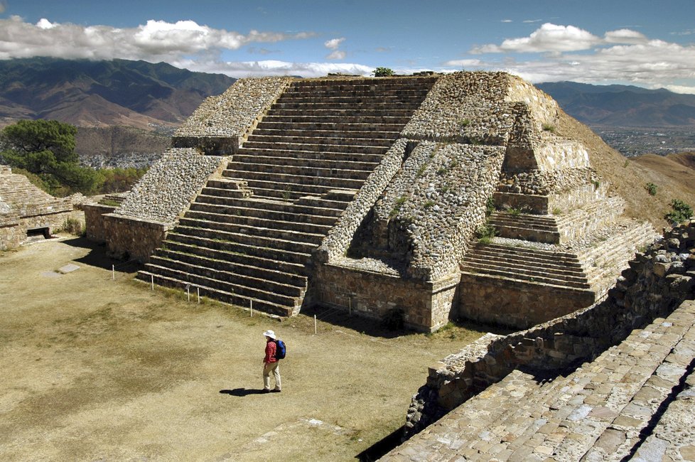 Monte Alban: Pyramidový komplex se skládá z široké a ploché terasy na kopci Gran Plaza, která vede od severu k jihu. Náměstí zakončují dvě velké pyramidové mohyly, které jsou lemovány stupňovitými plošinami a terasami, postavenými z velkých kamenných bloků.