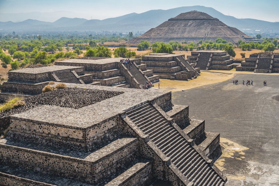 Teotihuacan: Pyramida v Mexiku, kde ve 2. století před naším letopočtem vznikla nová civilizace. Ta vybudovala prosperující metropoli Teotihuacán, které dominuje tento pyramidový komplex.