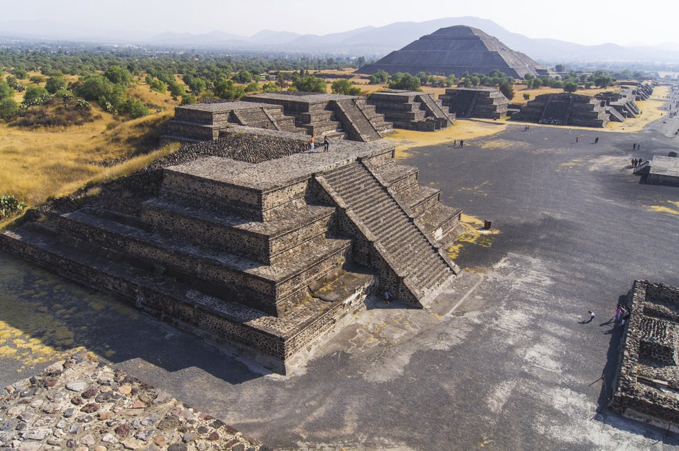 Teotihuacán: Pyramida Slunce byla postavená kolem roku 100 našeho letopočtu a měří 75 metrů, což je nejvyšší budova v Teotihuacánu a taky jedna z největších ve střední Americe. Sedm století po zániku této říše začali využívat pyramidy Aztékové a staly se poutním místem.