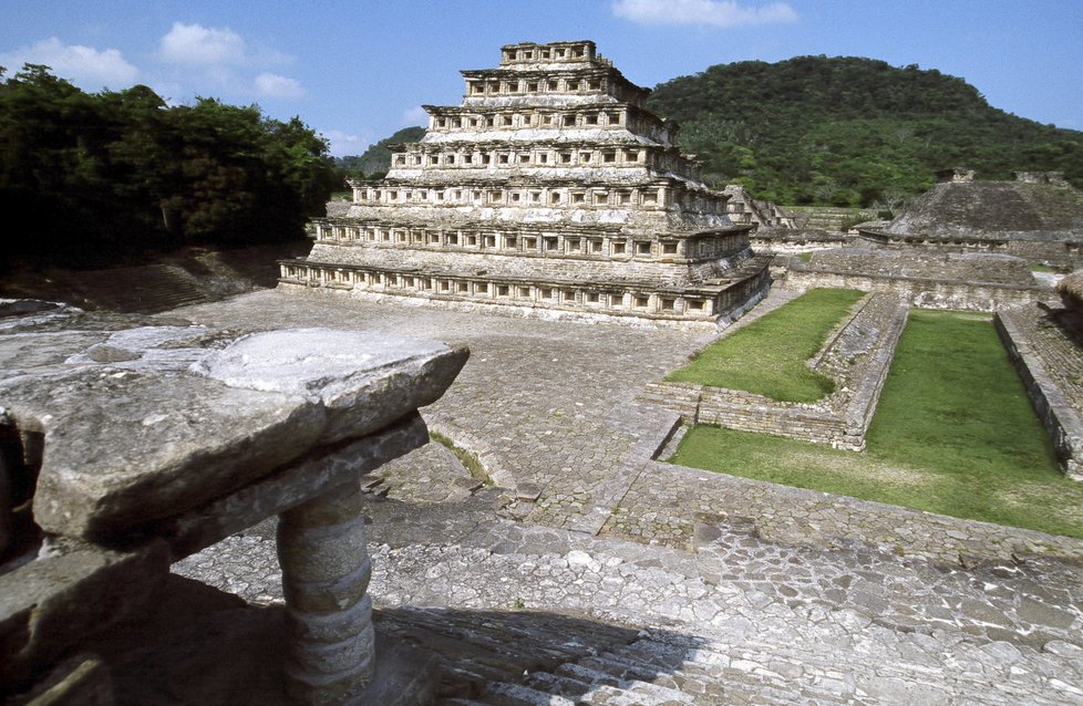 El Tajín: Většina budov byla postavena v letech 600 - 900 našeho letopočtu. Nejslavnější je Výklenková pyramida, která má 365 výklenků.