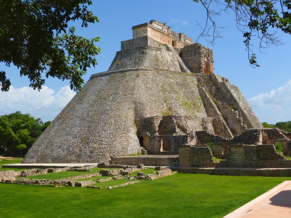 Uxmal: Uxmal leží v regionu Puuc asi 60 km na jih od Méridy, hlavního města mexického státu Yucatán. Mezi nejvýraznější budovy patří pyramida Kouzelníka, která je nejvyšší. Podle jedné legendy ji postavil kouzelník - skřítek během jedné noci.