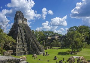 Tikal: V letech 200 až 900 našeho letopočtu patřil Tikal k největším mayským městům s odhadovaným počtem 100 až 200 tisíc obyvatel. Tikal se skládá z šesti velkých krokových pyramid, největší je asi 72 metrů vysoká a byla dokončená v roce 720 našeho letopočtu.