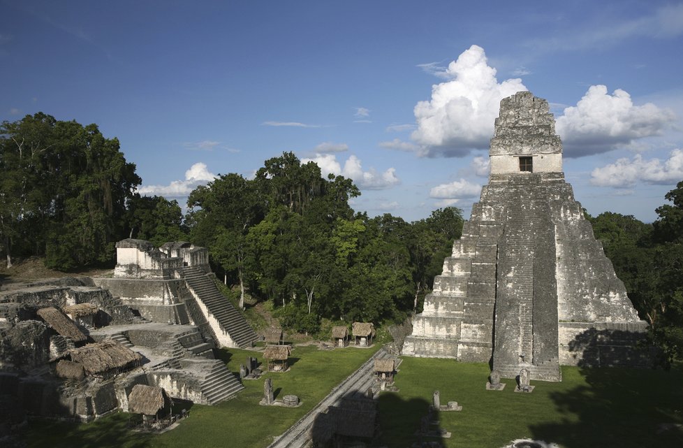 Tikal: Nachází se v nížině deštného pralesa v Guatemale. Tikal patří možná k nejúžasnějším mayským památkám. Budovy jsou rozptýleny po celém území a mnoho jich je stále ukryto v džungli.