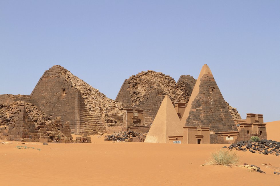 Nubijské pyramidy: Jsou inspirované egyptskými, ale jsou menší a strmější. Sloužily pouze pro uctění panovníka, jako hrobky se téměř nevyužívaly.