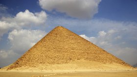 Červená pyramida (severní): Leží v Egyptě a jde o největší ze tří pyramid, které se nacházejí u Dahsuru. Měří 104 metrů a nazývá se červená kvůli rezavě červené barvě žulových kamenů.