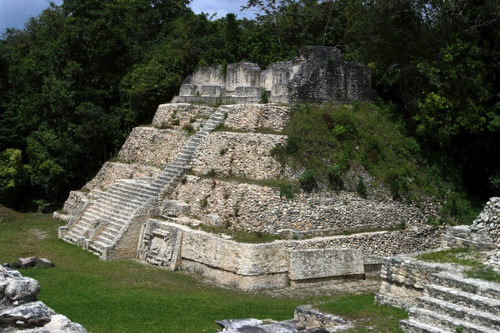 Caracol: Pyramida na plošině Vaca leží 500 metrů nad hladinou moře. Caracol je největší mayská pyramida v Belize.