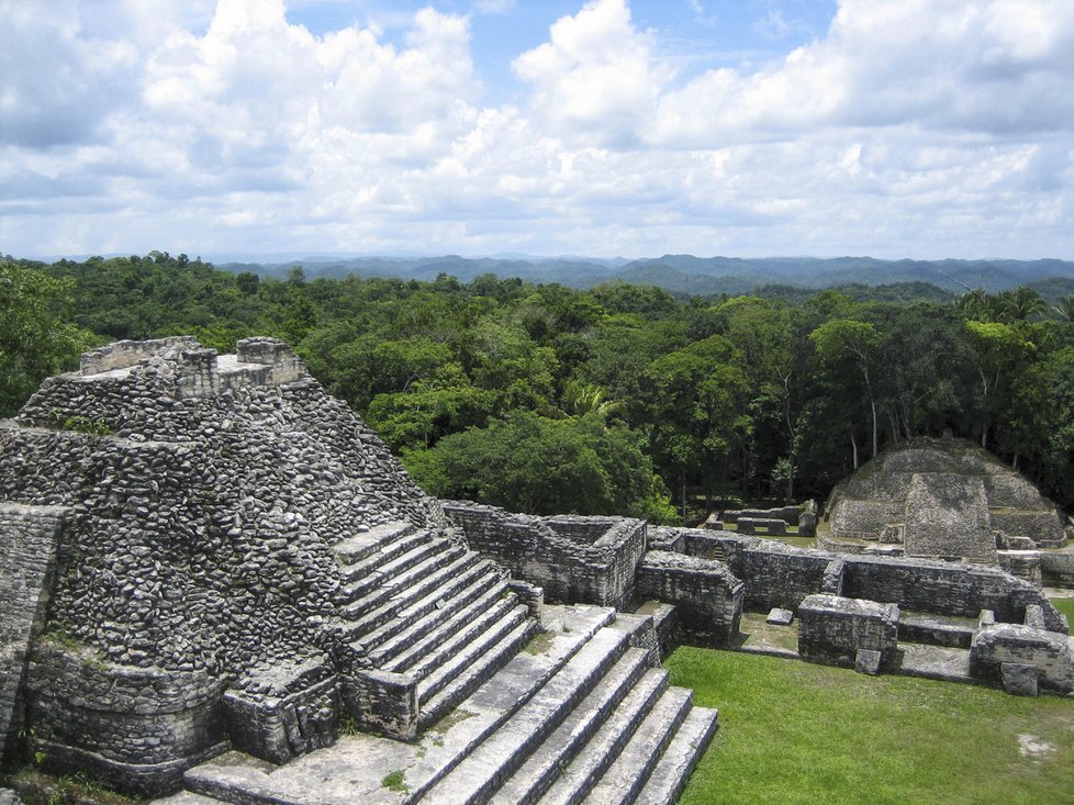 Caracol: Odhaduje se, že zde kdysi žilo asi sto padesát tisíc lidí, což je dvojnásobek dnešního počtu obyvatel Belize. Největší pyramida se nazývá Canaa (Sky Place), která měří 43 metrů.