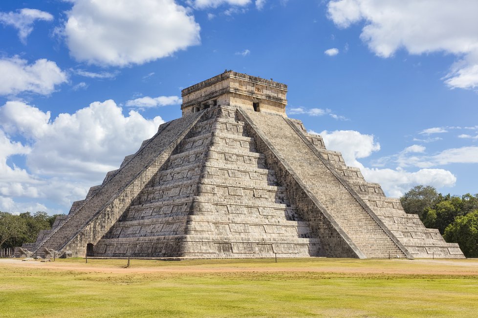 Chichen Itza: Jeden z nejpůsobivějších mayských chrámů, který dominuje archeologickému místu Chichen Itza. Konstrukce pyramidy má zvláštní astronomický význam. V roce 2007 byl vyhlášen jedním z novodobých divů světa.