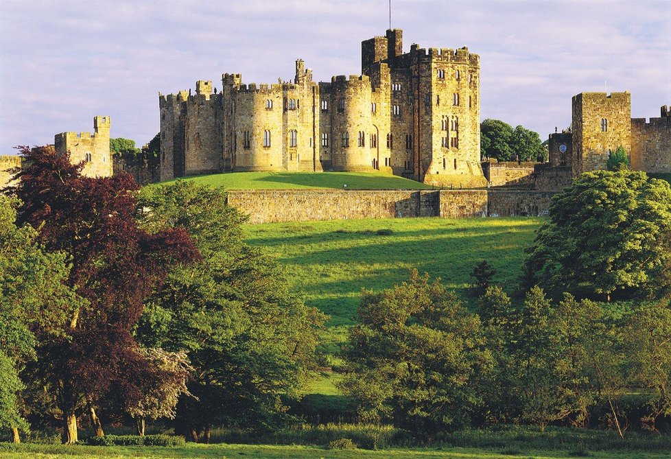 Hrad Alnwick, hrabství Northumberland, Velká Británie. Tento hrad leží blízko skotských hranic a právě on poskytl své hradby, bašty, věže a padací mosty exteriérovým scénám v Bradavicích Harryho Pottera.