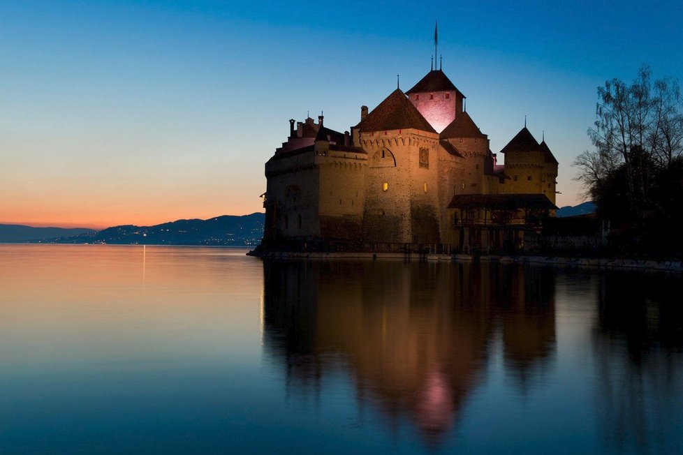 Zámek Chateau de Chillon, Švýcarsko. Leží na ostrůvku v Ženevském jezeře.