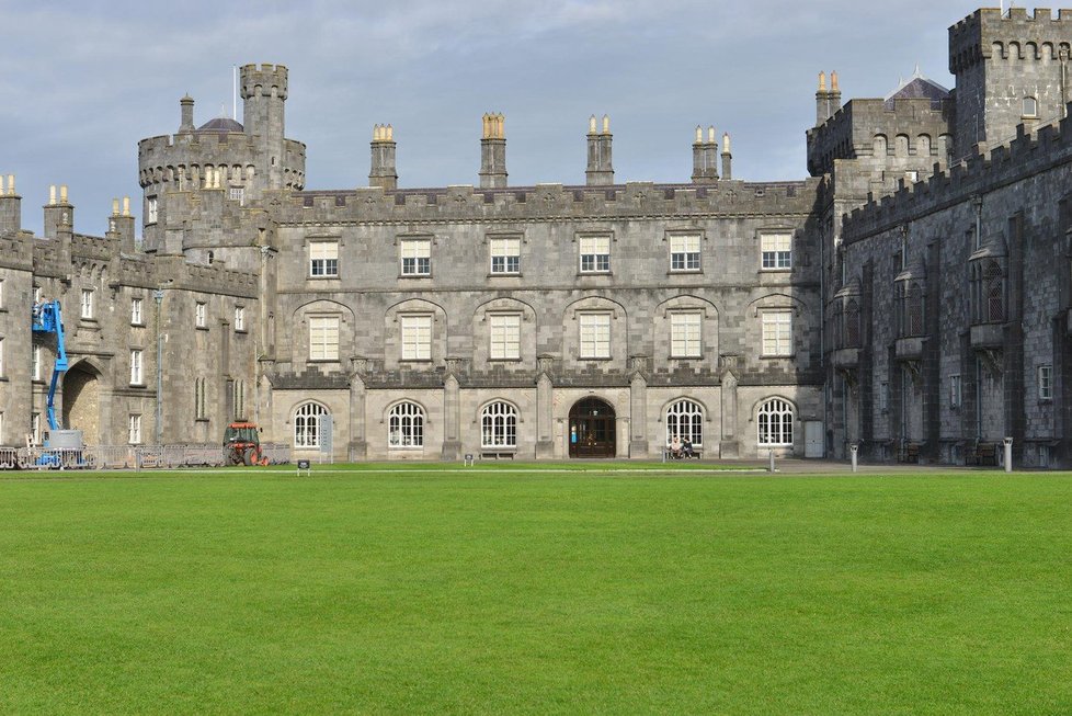 Hrad Kilkenny, Irsko. Najdete v něm spousty architektonických stylů.