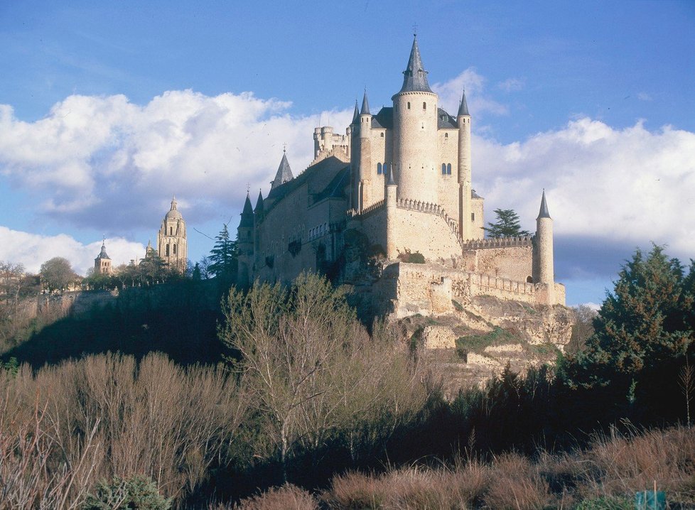 Hrad Alcazár de Segovia, Španělsko. Nabízí úžasný výhled do krajiny.