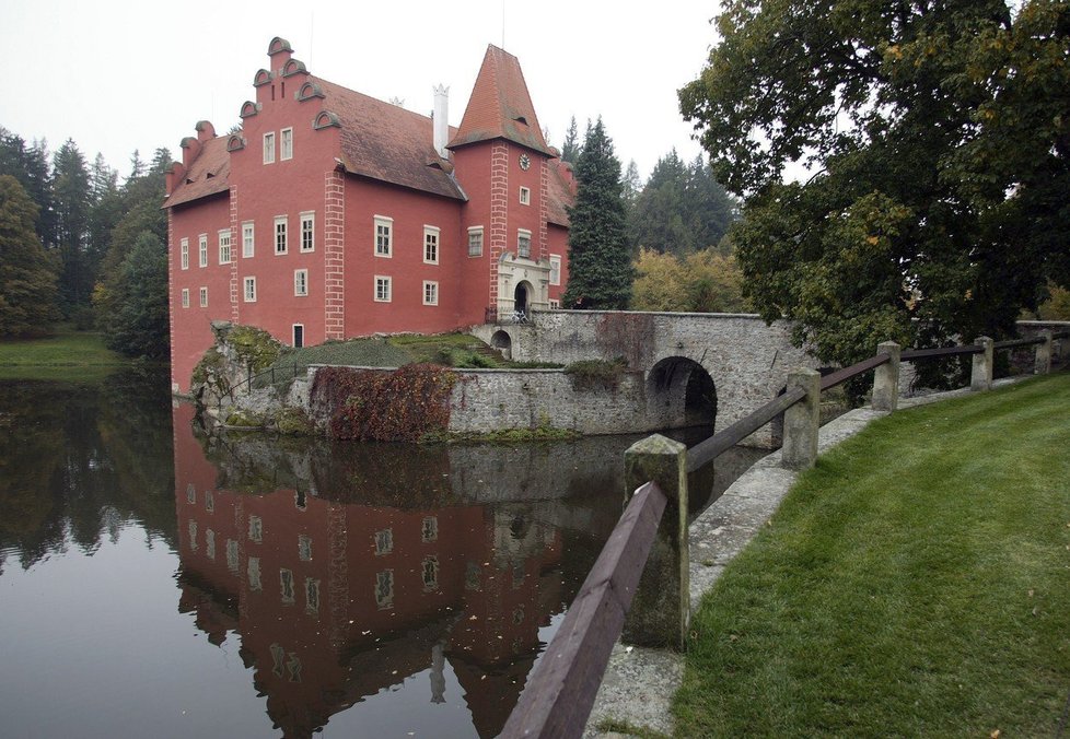 Červená Lhota, Česká republika. Patří k historickým skvostům, které si hned zapamatujete. Točila se tu například Zlatovláska.