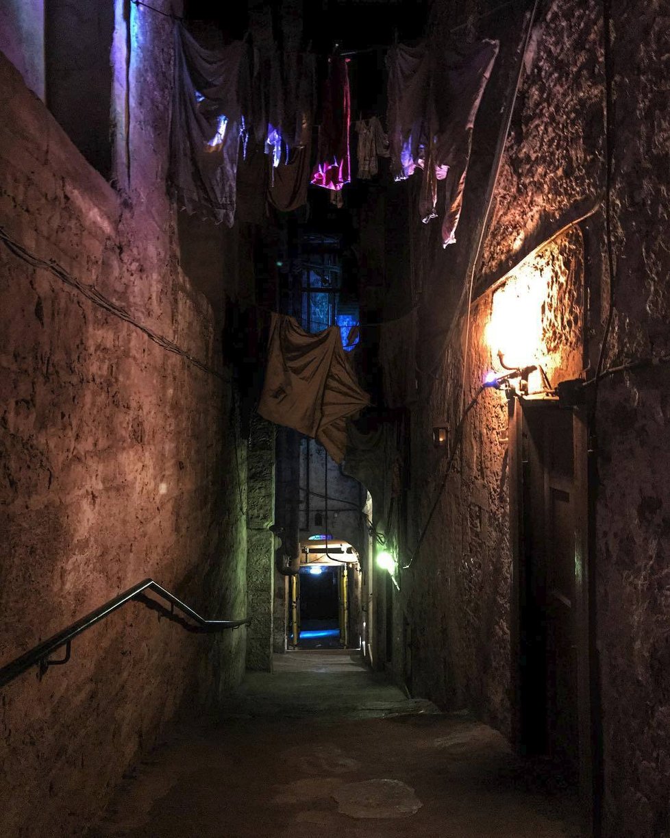 Mary Kings Close, Edinburgh, Velká Británie. Pod starým městem se nachází řada malých tunelů a uliček. V 18. století byly zapečetěné pro veřejnost a tehdy začaly duchařské příběhy. Turisté se zde necítí dobře, mají zimnici nebo slyší cinknutí mincí.