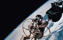 Astronaut Edward White opustí v roce 1965 vesmírnou loď Gemini IV a ocitne se ve vzduchoprázdnu vesmíru