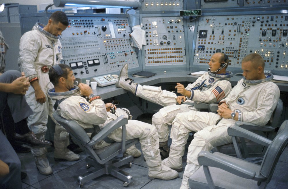 Astronauté Gemini 11, hlavní i záložní posádka, jsou v simulátoru mise v Kennedyho vesmírném středisku na Floridě. Zleva: William A Anders, Richard F. Gordon, Charles Conrad a Neil Armstrong