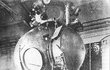 Alexej Leonov, první člověk v otevřeném kosmu, se podepsal na snímek modulu z roku 1965.