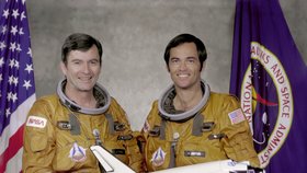 John Young se zúčastnil tří různých programů NASA, kromě Apolla byl členem programu Gemini a letěl i s raketoplánem.