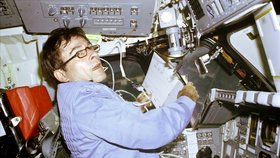 Ve věku 87 let zemřel nejzkušenější astronaut americké NASA John Young.