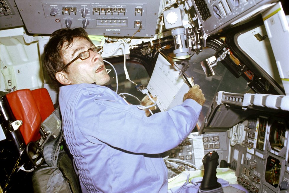 Ve věku 87 let zemřel nejzkušenější astronaut americké NASA John Young.