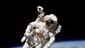 Americký astronaut Bruce McCandless zemřel. Bylo mu 80 let.