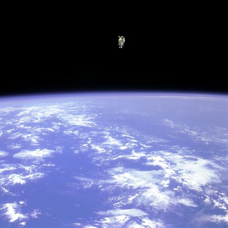 Americký astronaut Bruce McCandless zemřel. Bylo mu 80 let.