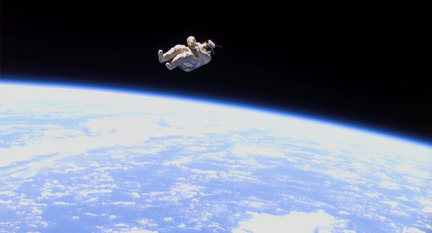 Skutečná Gravitace: SuitSat lítal kolem země půl roku, než shořel