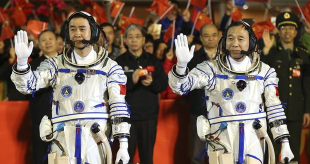 Čína vyslala do vesmíru dva kosmonauty. V Nebeském paláci budou měsíc
