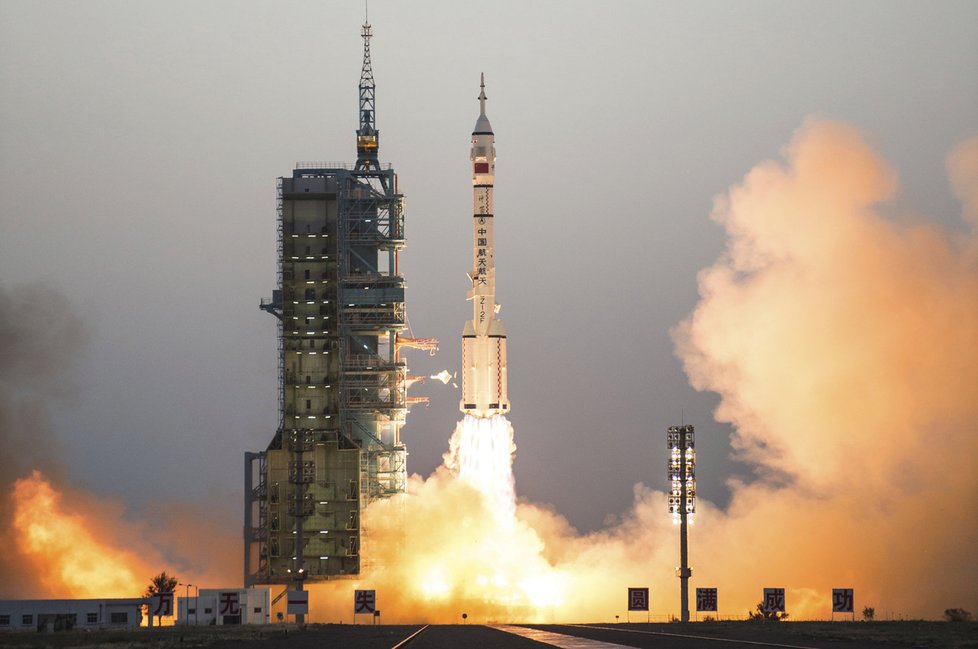 Z čínského kosmodromu v poušti Gobi na severu Číny dnes odstartovala do vesmíru čínská kosmická loď Šen-čou 11 se dvěma čínskými kosmonauty.