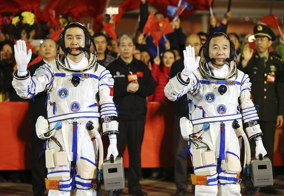 Do vesmíru v pondělí odletěli devětačtyřicetiletý Ťing Chaj-pcheng, který byl v kosmu již dvakrát, a sedmatřicetiletý Čchen Tung.