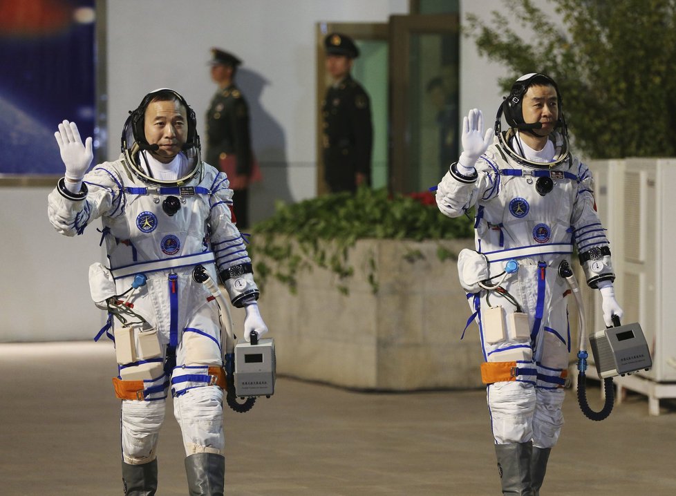Do vesmíru v pondělí odletěli devětačtyřicetiletý Ťing Chaj-pcheng, který byl v kosmu již dvakrát, a sedmatřicetiletý Čchen Tung.