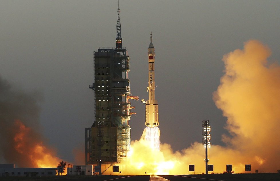 Z čínského kosmodromu v poušti Gobi na severu Číny dnes odstartovala do vesmíru čínská kosmická loď Šen-čou 11 se dvěma čínskými kosmonauty.