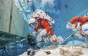 Astronauti NASA testují nové skafandry