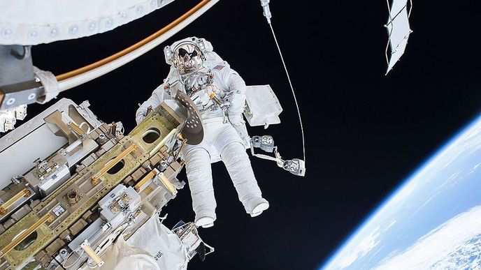Astronaut ve volném prostoru. Zde na snímku momentka z mise NASA, ilustrační foto.