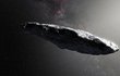 Oumuamua neboli posel má tvar doutníku, dlouhý je asi 400 metrů.