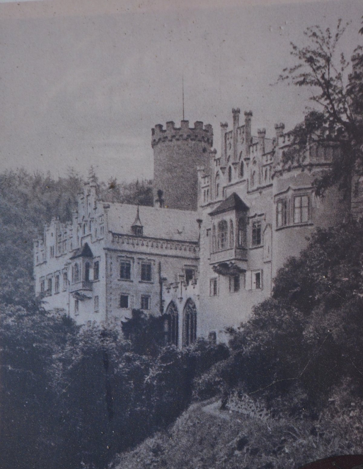 Dobové foto hradu a zámku. Hauenštějnu se dodnes přezdívá Malá Hluboká, kdysi totiž zámek v Hluboké připomínal.