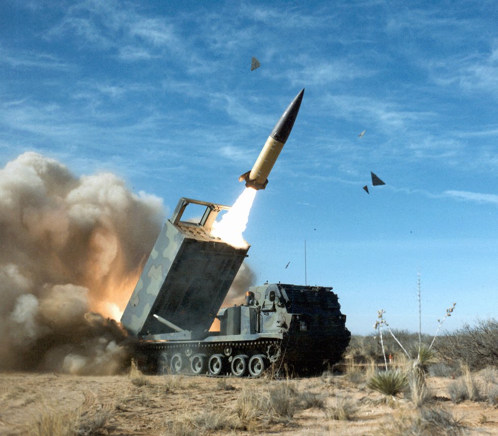ATACMS vystřelená raketometem M270 MLRS.