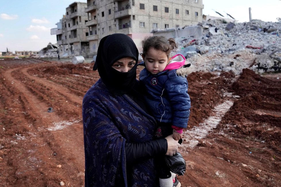Á&#39;iša s malou vnučkou a dalšími 11 příbuznými přežívá v syrském Al Atáribu bez vody i elektřiny (12. 2. 2023).