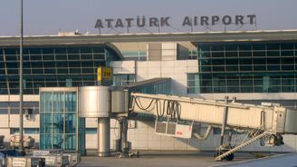Na istanbulském letišti se odpálili sebevražední atentátníci. Desítky lidí zabili