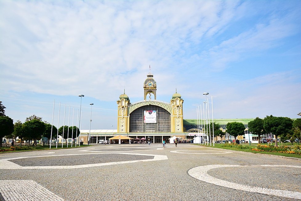 Průmyslový palác se proměnil v obrovskou prodejní galerii.