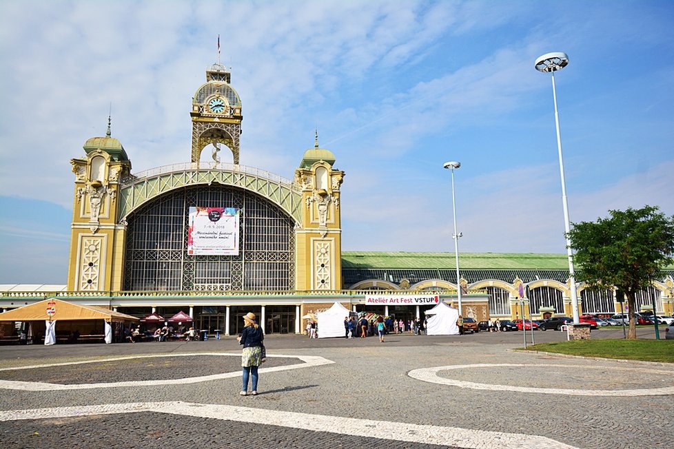 Průmyslový palác se proměnil v obrovskou prodejní galerii.